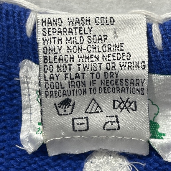 Quacker Factory Embroidered Snowman Snowflake Cardigan Size Large Beaded Detail - Picture 4 of 6